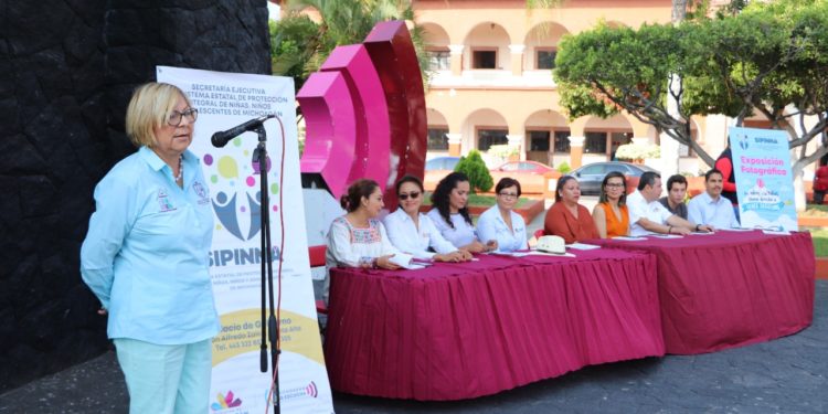 Inauguran Exposición Fotográfica del Sipinna en Apatzingán