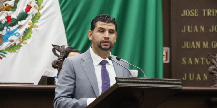 Octavio Ocampo aliado de los adultos mayores, propone castigar abandono