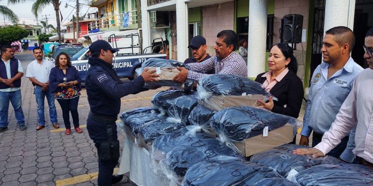 En el Municipio de Juárez dignifican a Policías con entrega de Uniformes y proyectan capacitación