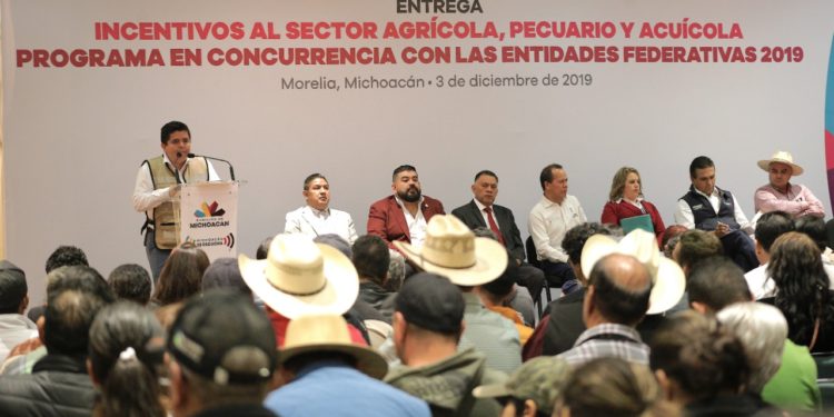 Entregan federación y estado, apoyos a productores michoacanos