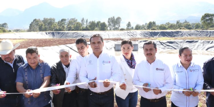 Entrega Gobernador a habitantes de Irimbo planta tratadora de aguas residuales