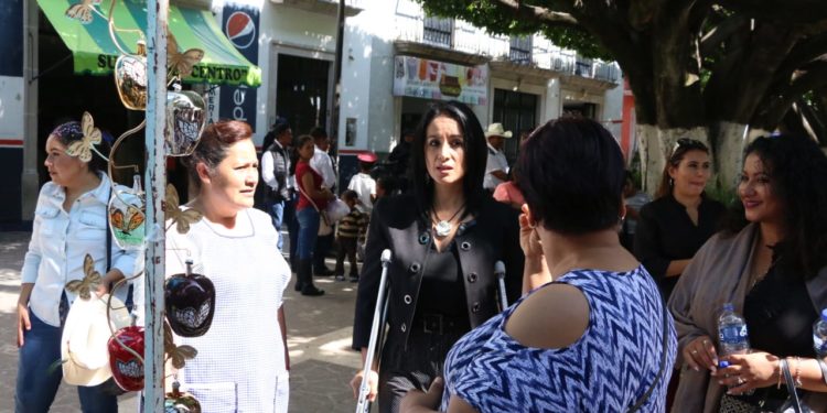 Lucila Martínez atiende demandas de la población