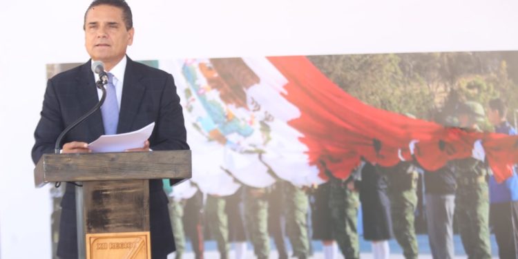 Urge Silvano Aureoles a combatir afición por las armas