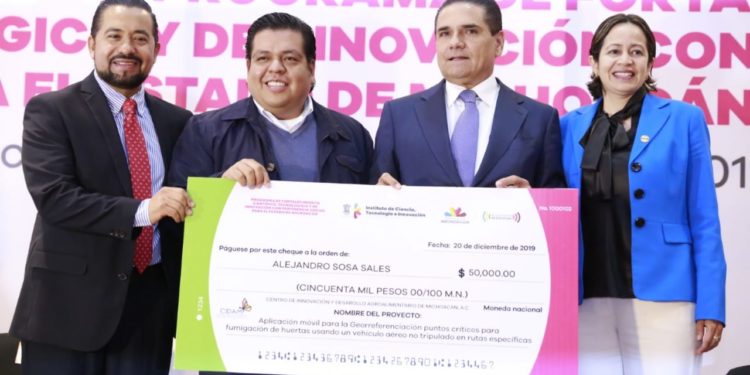 Entrega Silvano Aureoles casi 10 mdp para 70 proyectos de Ciencia y Tecnología