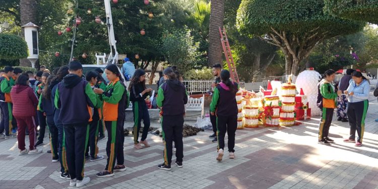 Llegó la navidad a Purépero: estudiantes del CECyTEM embellecen plaza pública