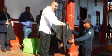 Alcalde de Huiramba entrega Chamarras a elementos de Seguridad Pública