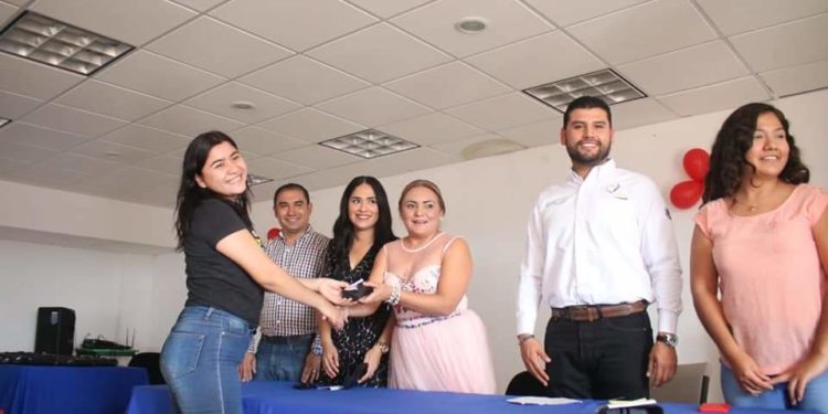 Entrega Octavio Ocampo lentes a estudiantes del ITSH