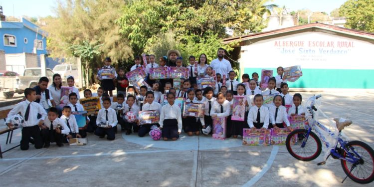 Reyes Magos del CECyTEM visitan a niñas y niños de albergues de Tuzantla y Susupuato