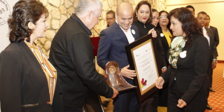 Recibió Georgina Cruz, presea Conalep por su labor docente y profesional en enfermería