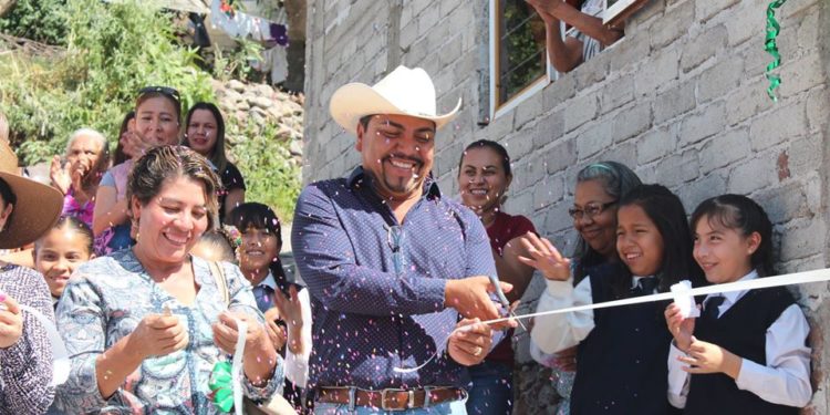 Gobierno de Juárez entrega servicio eléctrico y barda perimetral