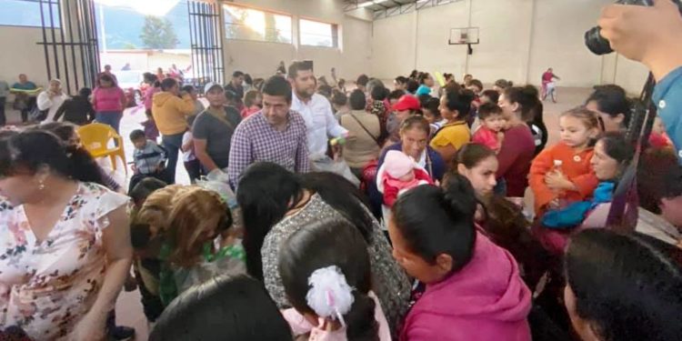 Carlos Paredes y Octavio Ocampo llevan alegría a cientos de infantes tuxpeños