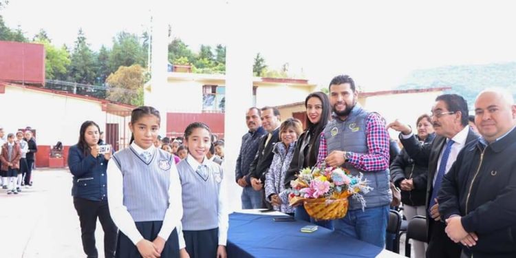 Octavio Ocampo continúa recorrido en escuelas y entrega mobiliario, así como apoyos