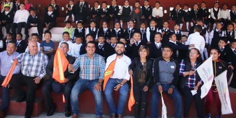 Octavio Ocampo en Zitácuaro refrenda compromiso con fortalecimiento de sector educativo