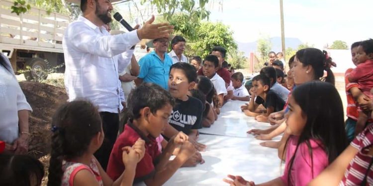 Octavio Ocampo continúa visitando comunidades del Distrito de Huetamo