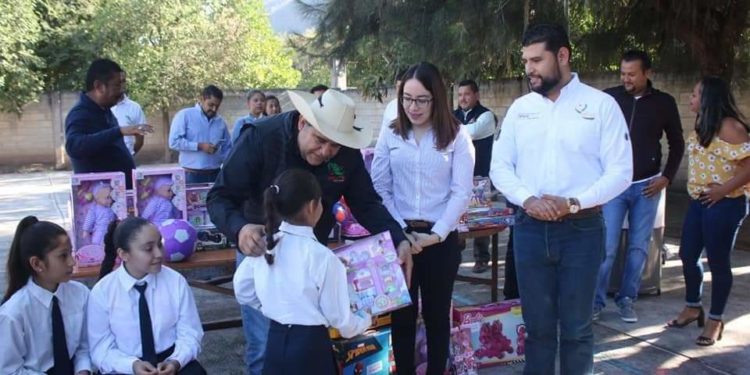 Entrega Octavio Ocampo mobiliario a escuelas de Tuzantla y Benito Juárez