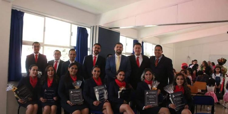 Octavio Ocampo apadrina a generación de UPN en Zitácuaro