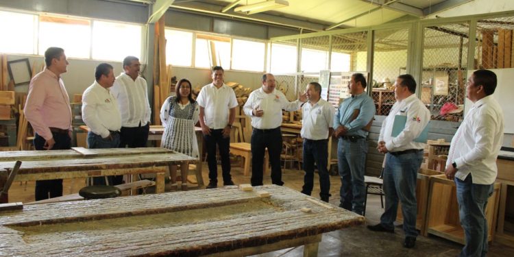 Gobierno de Michoacán lleva capacitación laboral a comunidades de la Sierra Costa