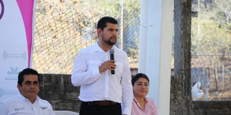 En gira de trabajo por Tuzantla, Octavio Ocampo inaugura y pone en marcha obras