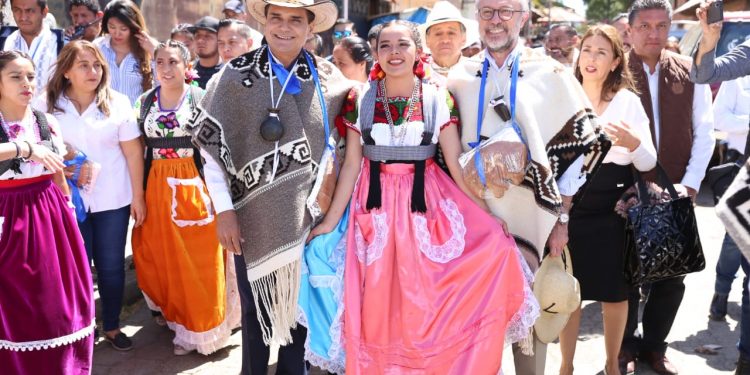 Tiene Charapan nuevo rostro; restauran trojes a sus habitantes