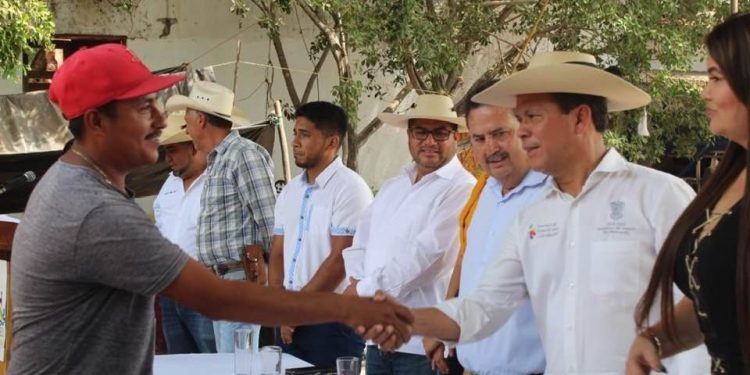 Reciben 1.3 mdp hombres y mujeres del campo de Tiquicheo