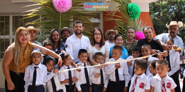 Asiste Octavio Ocampo a la entrega de obras en las comunidades de Cuajilote y El Olivo, en Tuzantla