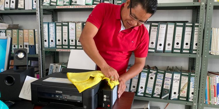 Personal y directivos del CECyTEM realizan limpieza de las áreas de trabajo