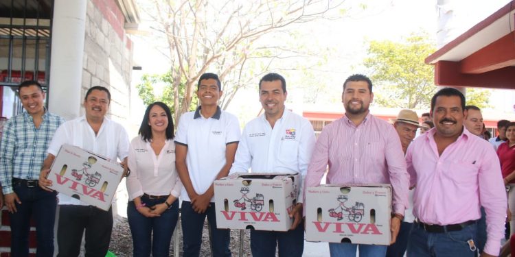 Octavio Ocampo asiste a entrega de obras educativas en comunidades de Huetamo