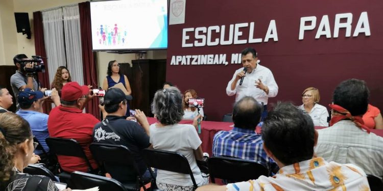En Apatzingán presentan programa “Escuela para Padres”