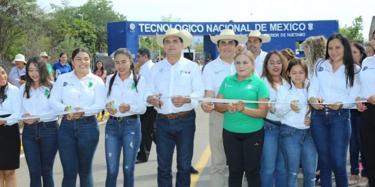 Entrega Gobernador más de 14 mdp en vialidades y obra deportiva en Huetamo