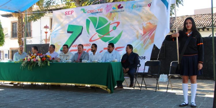 Celebra plantel escolarizado de Tacámbaro del CECyTEM su 7° aniversario