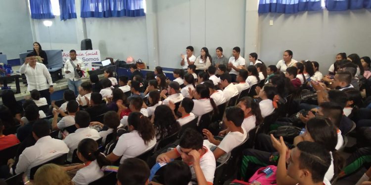 Concientizan y orientan a estudiantes del CECyTEM, en temas de salud sexual