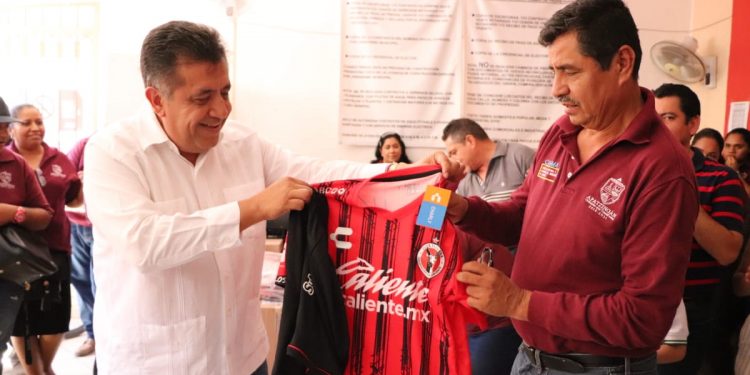 Alcalde de Apatzingán entrega uniformes al Sutcapama