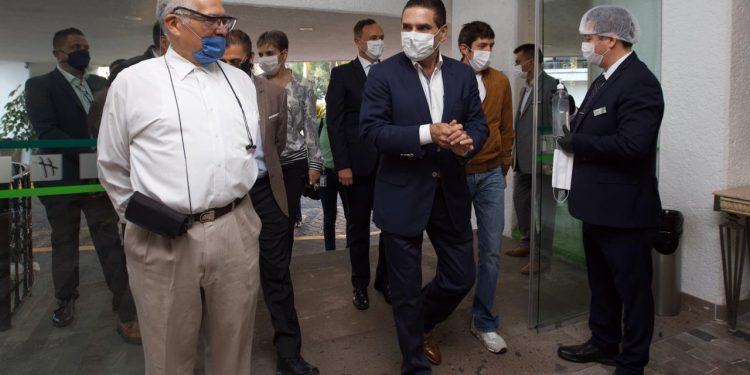 Signa Gobernador acuerdo: Holiday Inn alojará a médicos que atienden COVID-19