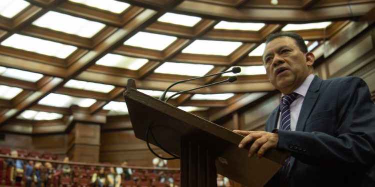 Llama Fermín Bernabé a evitar colapso en servicios de Salud de Michoacán