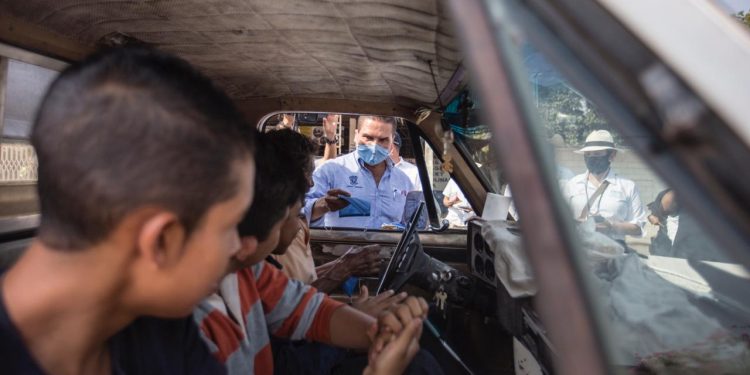 Supervisa Silvano Aureoles filtro sanitario en la frontera con Guerrero