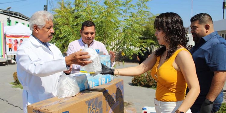 Paco Huacus y Blanca Álvarez Chávez entregan material de protección y limpieza al Hospital de Apatzingán