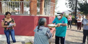 En Atapaneo el Diputado Local Salvador Arvizu realiza entrega de apoyos