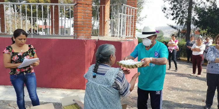 En Atapaneo el Diputado Local Salvador Arvizu realiza entrega de apoyos
