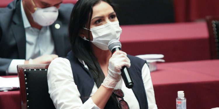 Araceli Saucedo exhorta a Federación a implementar estrategia para rescatar economía