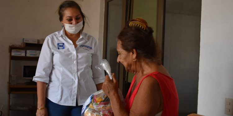 Cuquita Cabrera brinda apoyo a familias apatzinguenses con productos alimenticios