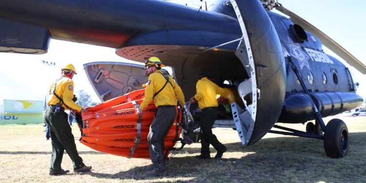 Arriba equipo aéreo a Tuxpan para atender incendios forestales