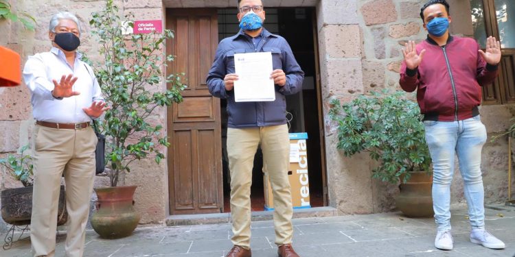Entregan integrantes de Mano a Mano solicitud al Cabildo de Morelia para condonación de pagos en servicios municipales