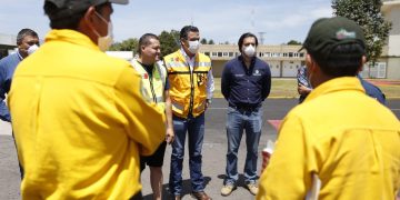 Llega a Michoacán helicóptero para apoyar en incendios forestales activos de Uruapan