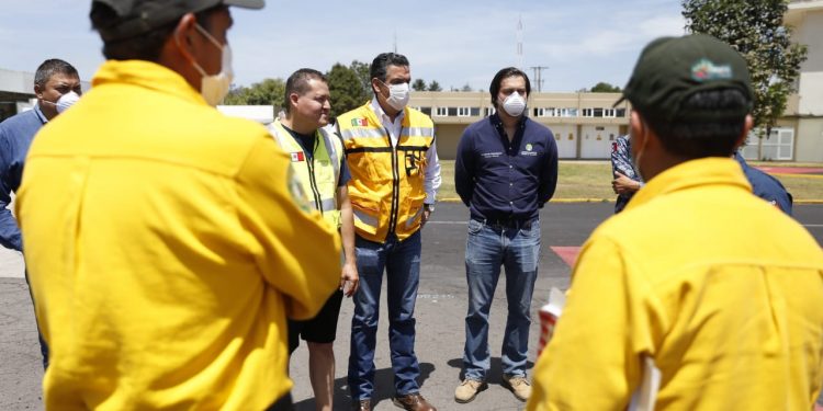 Llega a Michoacán helicóptero para apoyar en incendios forestales activos de Uruapan