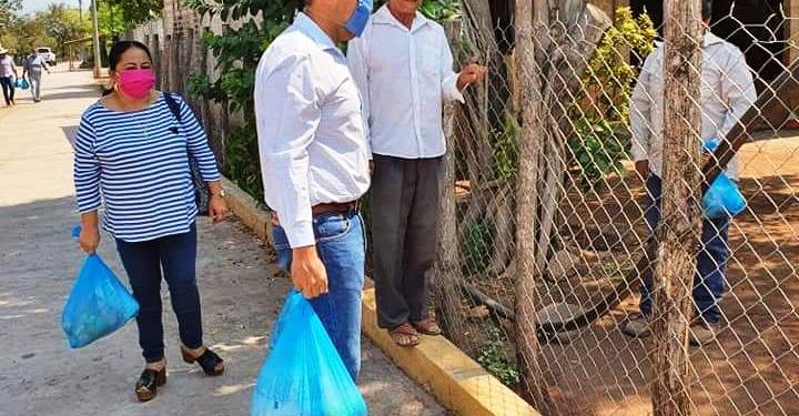 Octavio Ocampo entrega alimentos a la población e insumos al hospital comunitario de Tuzantla