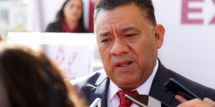 Resistencia de funcionarios a reducir sus salarios, un retroceso: Fermín Bernabé