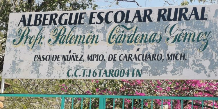 Realiza labor social personal del CECyTEM con familias de niños de albergues escolares rurales