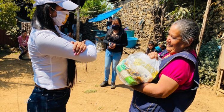 Araceli Saucedo resuelve solicitudes de población afectada por contingencia