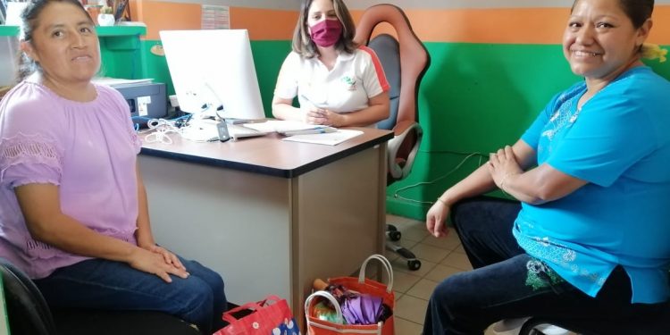 Directivos del CECyTEM mantienen comunicación con padres de familia