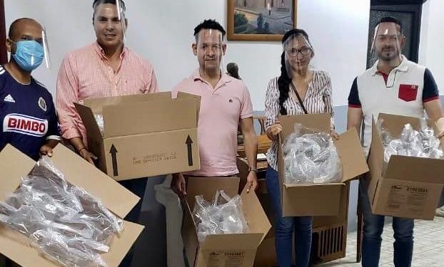 Entregan jóvenes 200 caretas a personal médico de Zamora